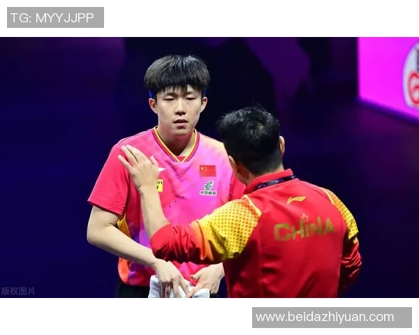 暖心！王楚钦见徐瑛彬0-3不敌卡尔伯格，自动摸头安慰一脸老父亲的慈祥